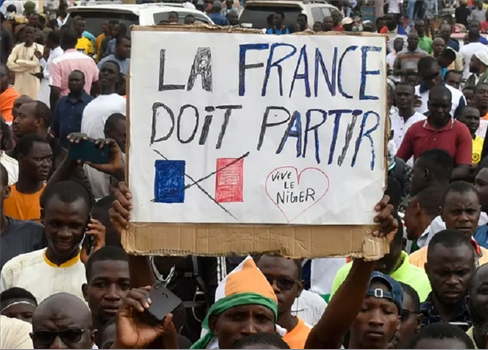 أزمة السفير الفرنسي في النيجر تتصاعد بعد رفض باريس مغادرته