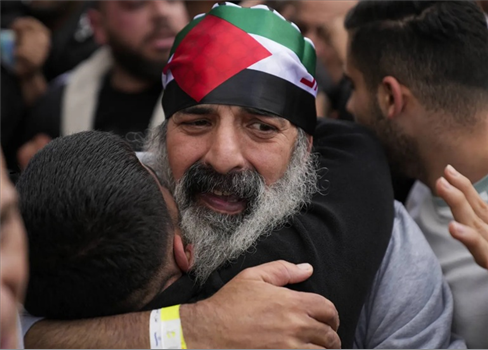 الاحتلال الصهيوني يفرج عن الدفعة السابعة من الأسرى المحررين