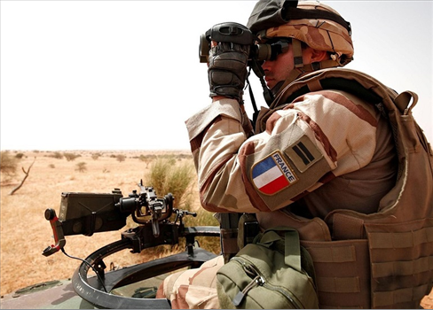 صحيفة: فرنسا غارقة في مالي وتريد الهروب من معركة لا نصر فيها