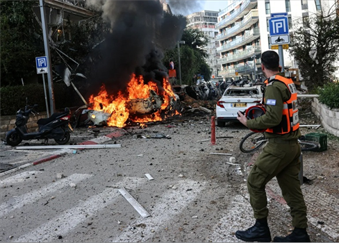 قتيل صهيوني وإصابات جراء رشقة صاروخية إيرانية طالت 