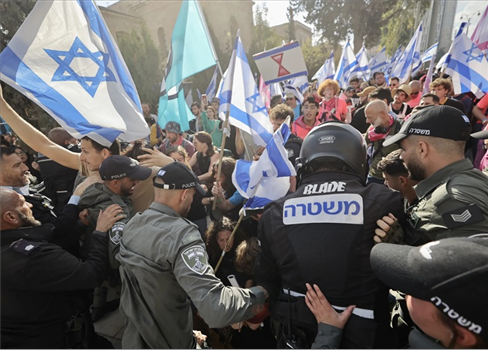آلاف المستوطنين الصهاينة يتظاهرون للمطالبة بوقف الحرب
