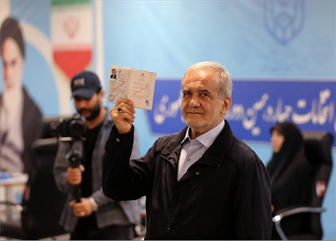 جولة ثانية للانتخابات الإيرانية يتصدر المنافسة فيها جليلي و بزشكيان