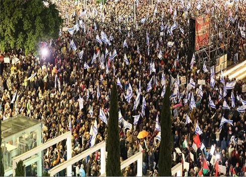 الآلاف يواصلون الاحتجاج ضد حكومة نتنياهو للمطالبة بتحرير أسراهم لدى حماس