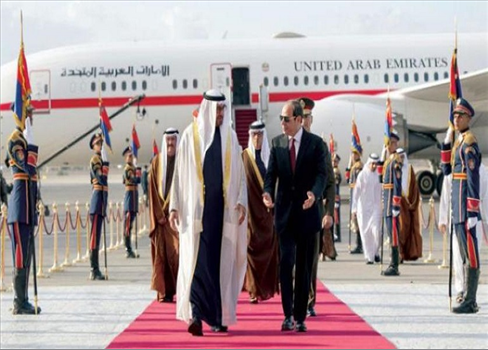 بن زايد يصل القاهرة والسيسي يستقبله بالمطار