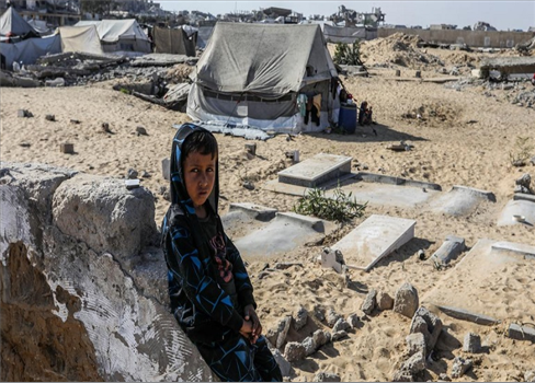 مقابر غزة تتحول إلى مأوى لآلاف النازحين