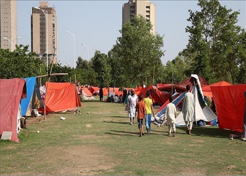 أفغانستان تنتقد قرار باكستان بشأن إجلاء اللاجئين الأفغان