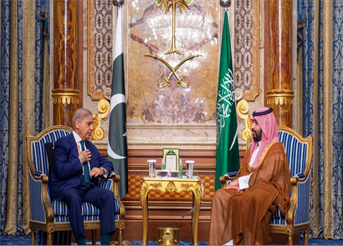 رئيس الوزراء الباكستاني وقائد الجيش يزوران السعودية لتعزيز التعاون بين الدولتين