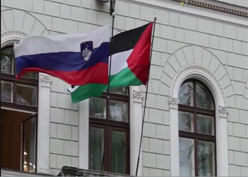 رئيسة سلوفينيا ترفع العلم الفلسطيني فوق القصر الرئاسي