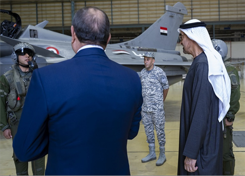 السيسي وبن زايد يتفقدان مفرزة مقاتلات مصرية في الإمارات وسط تأكيدات بتعاون دفاعي خليجي