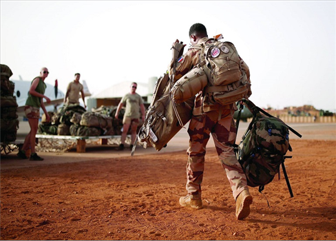 فرنسا تعلن إنهاء وجودها العسكري في تشاد