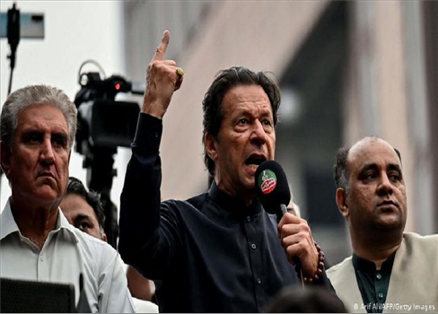 القضاء الباكستاني يبرئ عمران خان وزوجته في قضية الزواج غير الشرعي