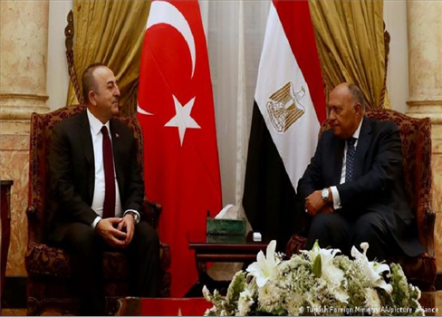 وزيرا خارجية مصر وتركيا يؤكدان من القاهرة إعادة تبادل السفراء