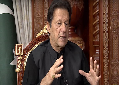 نقل رئيس الوزراء الباكستاني السابق عمران خان من سجنه إلى المستشفى