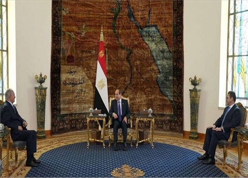 السيسي يلتقي حفتر  بحضور رئيس المخابرات المصرية
