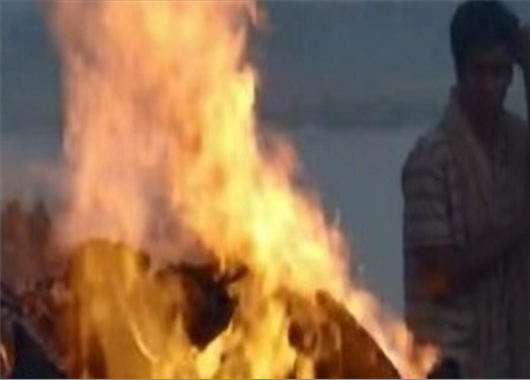 مسلم هندي يتم حرقه حيًا بسبب رفعه قضية ضد زعيم هندوسي اغتصب زوجته