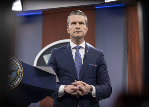 على إثر خلاف بينهما وزير الحرب الأمريكي يطيح بوزير البحرية