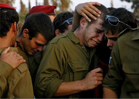 إعلام عبري: اتساع ظاهرة فرار جنود الاحتياط بالسافر للخارج