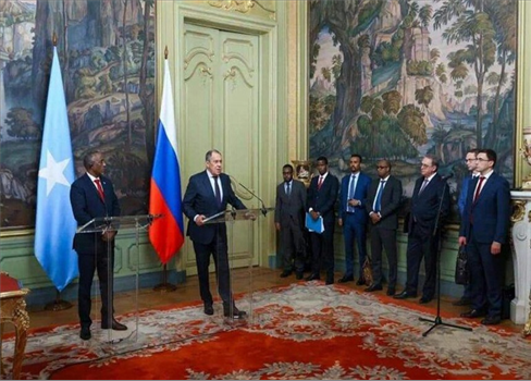 الصومال تدعو روسيا لإعفائها من ديونها وتزويدها بالسلاح