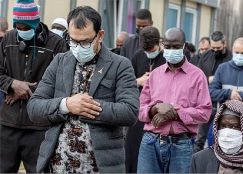 العفو الدولية: فرنسا تنتهج العنصرية والتمييز الديني ضد المسلمين