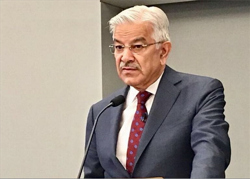 وزير الدفاع الباكستاني يحذر أفغانستان من حرب مفتوحة