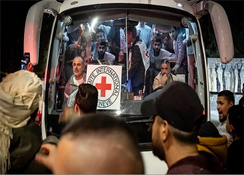 حماس تشرع في وضع “آلية جديدة” لتسليم الأسرى الصهاينة