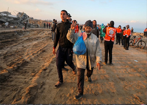 الغزيون يفرحون بانتصارهم 300 ألف نازح يعودون لأرضهم شمال قطاع