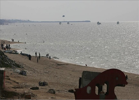 مصر تجري عملية إنزال جوي لمساعدات إلى غزة