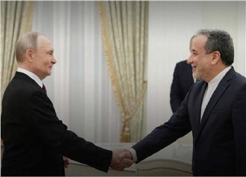 عراقجي يصل روسيا ويلتقي بوتين في سان بطرسبرج