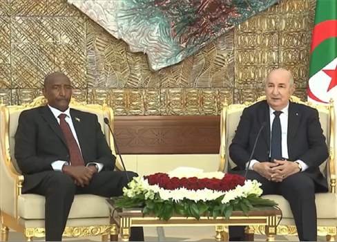 البرهان في الجزائر.. وتبون يؤكد وقوف بلاده إلى جانب السودان