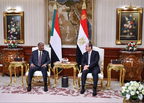 السيسي يستقبل الفريق البرهان رئيس مجلس السيادة السوداني في العلمين
