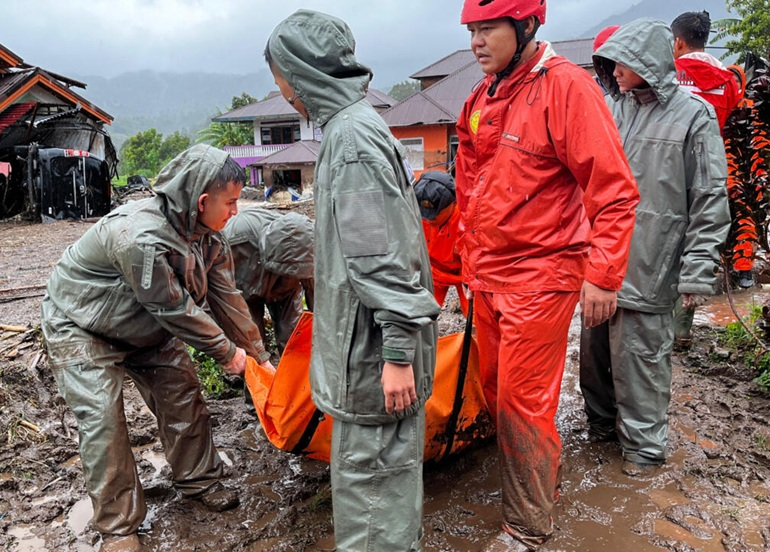 فيضانات كارثية تضرب اندونيسيا وتتسبب بوفاة أكثر من ٨٠٠ شخص
