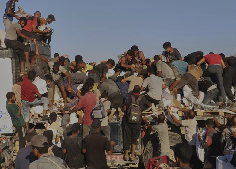 20 شهيداً في غزة إثر حادث إنقلاب شاحنة مساعدات