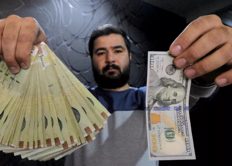 الحرب والحصار يدفعان الاقتصاد الإيراني إلى حافة الاختناق