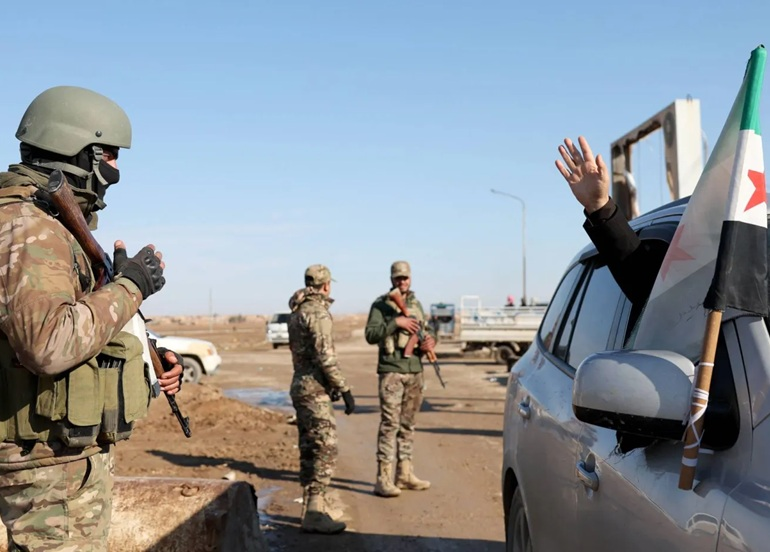 الجيش السوري يتسلم قاعدة الشدادي بعد إخلاء أمريكي منسّق