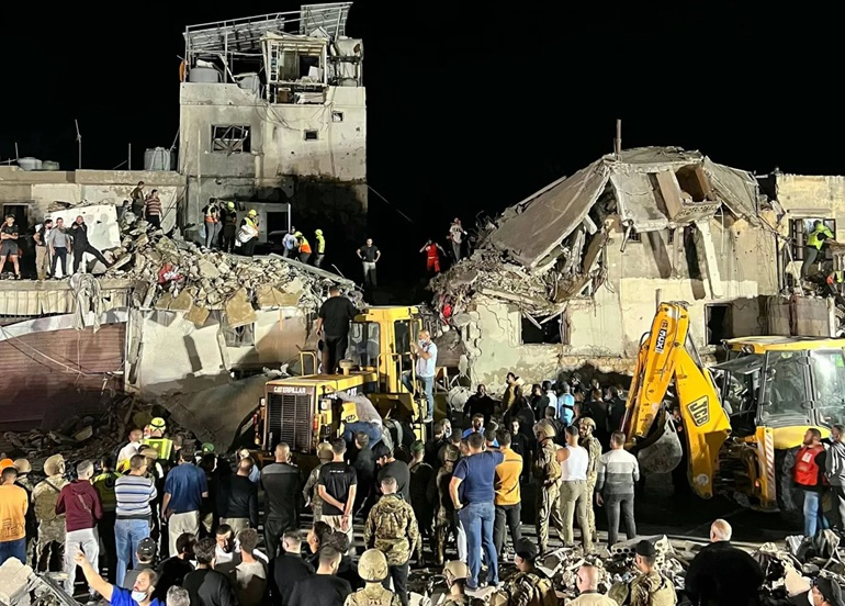 عشرات القتلى والجرحى في غارات صهيونية على جنوب لبنان