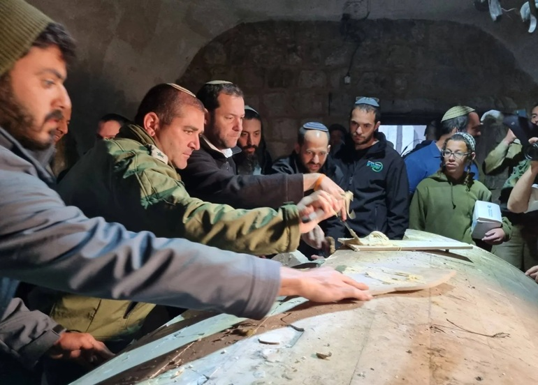 مستوطنون يقتحمون "قبر يوسف" بنابلس واندلاع مواجهات مع فلسطينيين