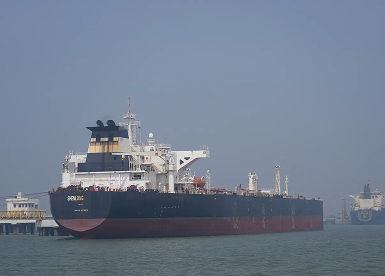 إيران تلوّح بنظام جديد لمضيق هرمز وفرض رسوم على الملاحة بعد الحرب