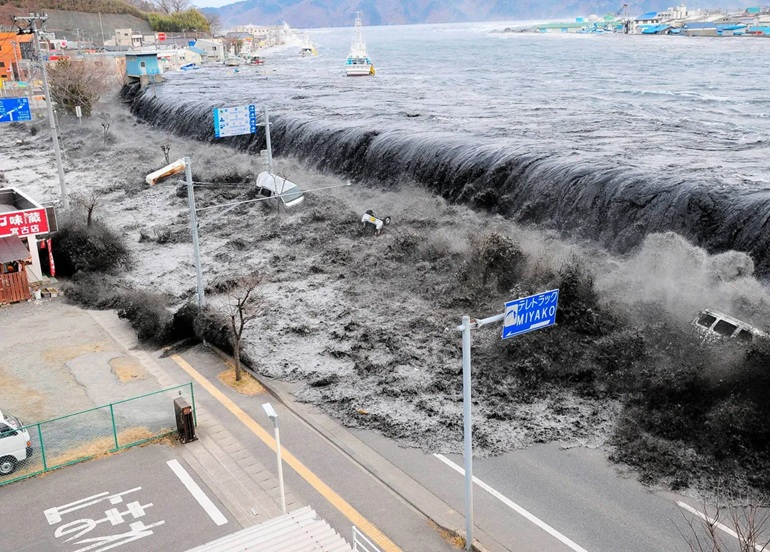 تسونامي يهدد سواحل اليابان بعد زلزال بقوة 7.4 درجات