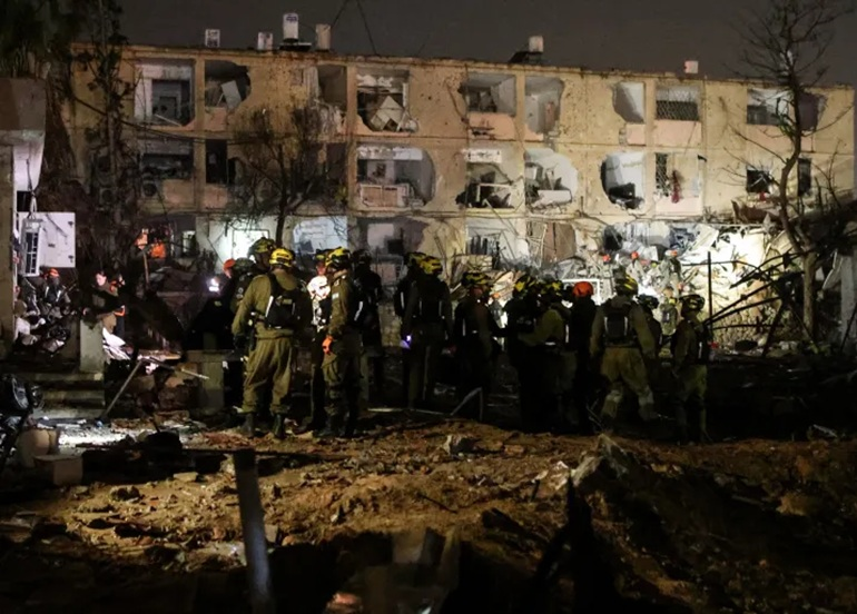 صاروخ إيراني يضرب ديمونة ويقتل ويصيب عشرات الصهاينة