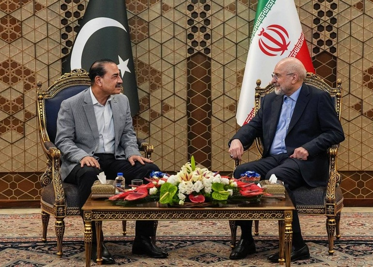 قائد الجيش الباكستاني يزور طهران لبحث التهدئة
