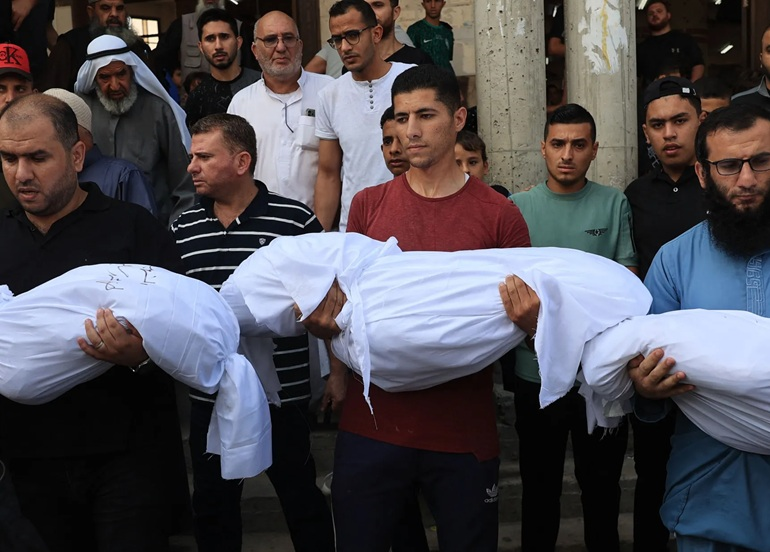 استشهاد عائلة فلسطينية في غارة للاحتلال وسط القطاع