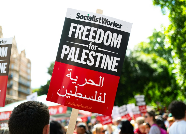 استطلاع أمريكي يكشف تحولًا تاريخياً داعماً للفلسطينيين بين الأمريكيين