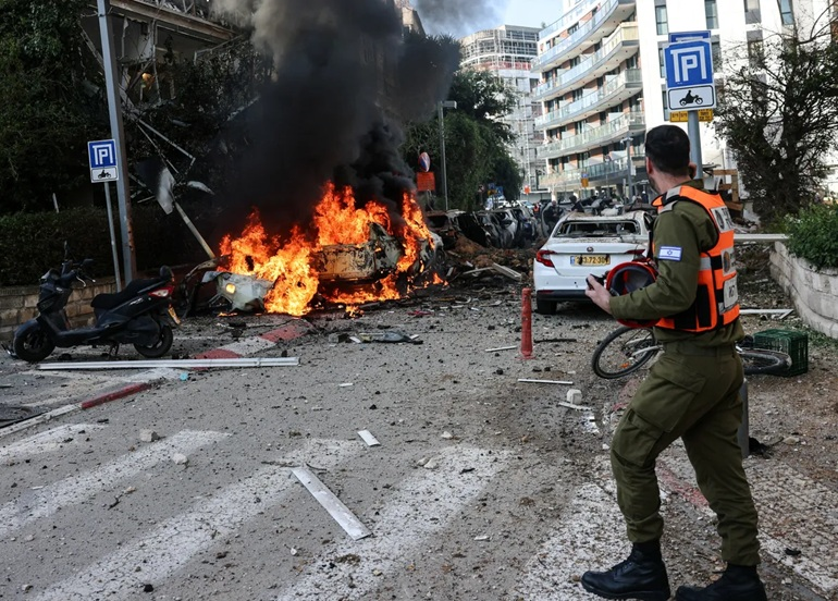 قتيل صهيوني وإصابات جراء رشقة صاروخية إيرانية طالت "غوش دان"