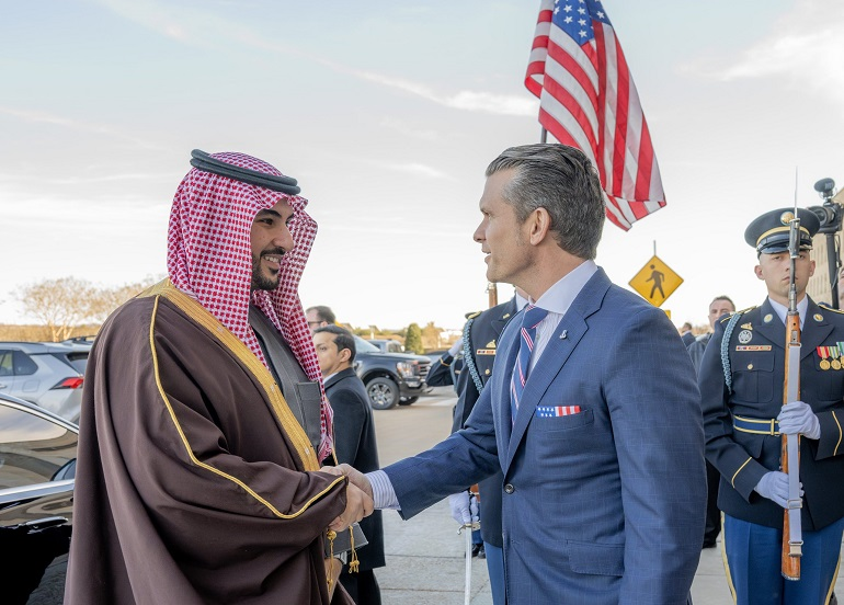 وزير الدفاع السعودي يبحث أمن المنطقة مع نظيره الأمريكي