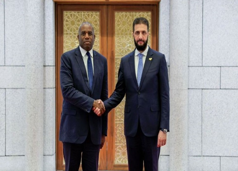 بريطانيا تعيد العلاقات الدبلوماسية مع سوريا ووزير خارجيتها يلتقي الشرع
