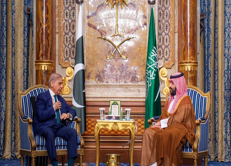 رئيس الوزراء الباكستاني وقائد الجيش يزوران السعودية لتعزيز التعاون بين الدولتين