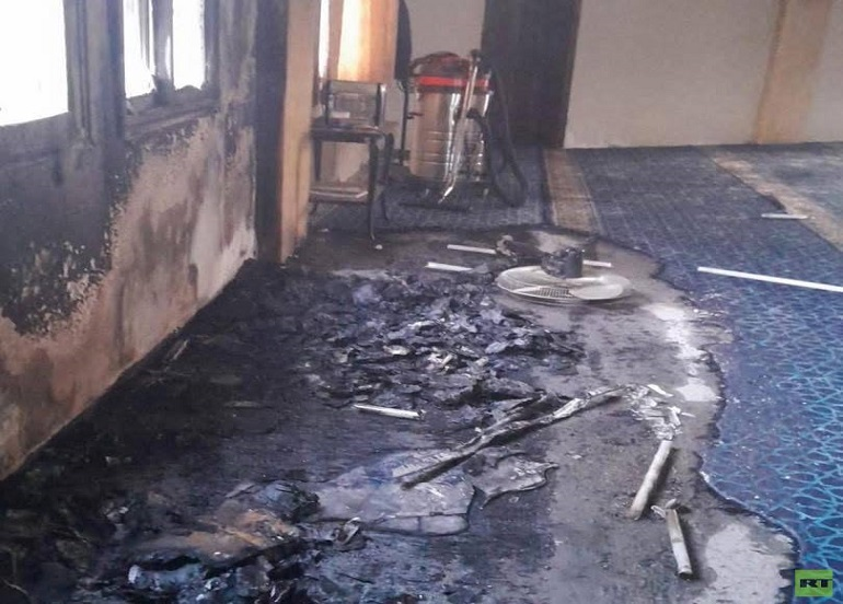 مستوطنون يضرمون النار في مسجد بالضفة ويرسمون شعارات عنصرية 