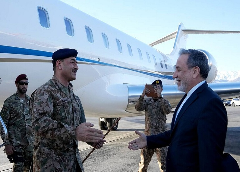 حاملا رسالة من أمريكا قائد الجيش الباكستاني يصل إلى طهران