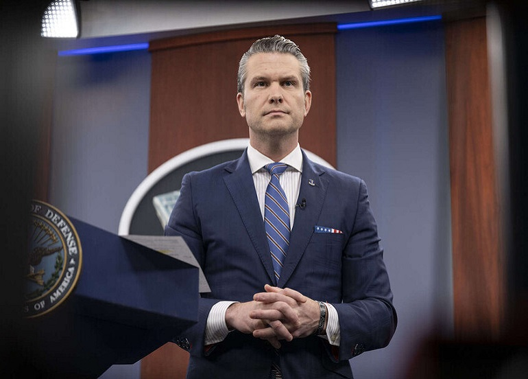 على إثر خلاف بينهما وزير الحرب الأمريكي يطيح بوزير البحرية