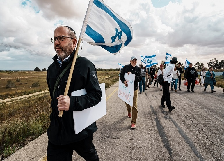 مستوطنون يقتحمون ويحرقون منازل فلسطينية في نابلس